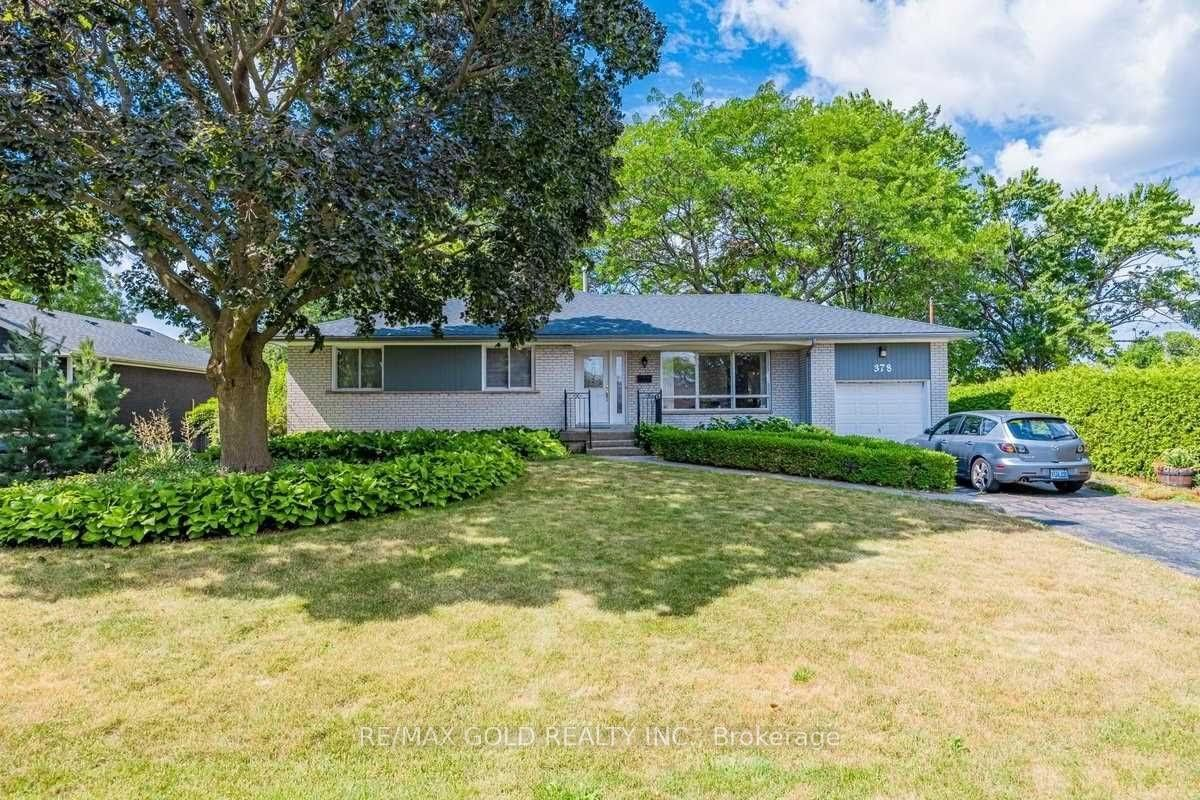 In a prime Oakville address